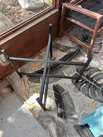 This base has four vertical legs, joined by two X crosses